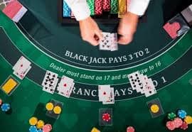 Antarmuka aplikasi mobile kristal777 menampilkan permainan Liga 1 dan live dealer
